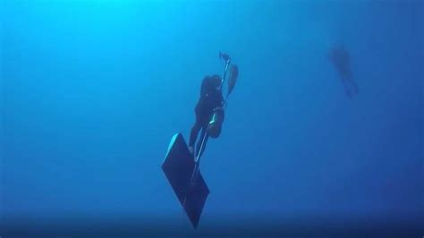 吉尼斯世界记录：世界上自由潜水最深的人，深度达到145米！_腾讯视频