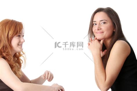 两个年轻女人说话高清摄影大图-千库网