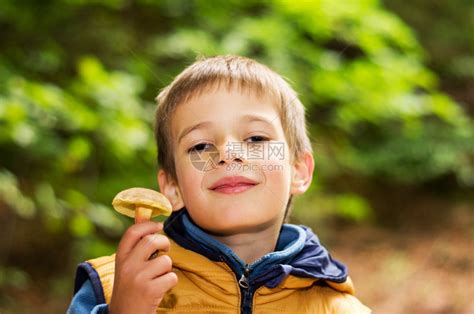 秋天森林里的小男孩用蘑菇高清图片下载-正版图片507229868-摄图网