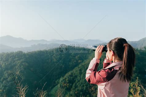 望远镜看风景的女生高清图片下载-正版图片501431644-摄图网