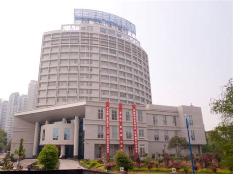 武汉市100-200人的四星级会议酒店推荐【会小二】会场团房3折起