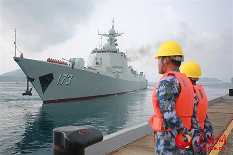 解放军报走进中国战舰：052D长沙舰
