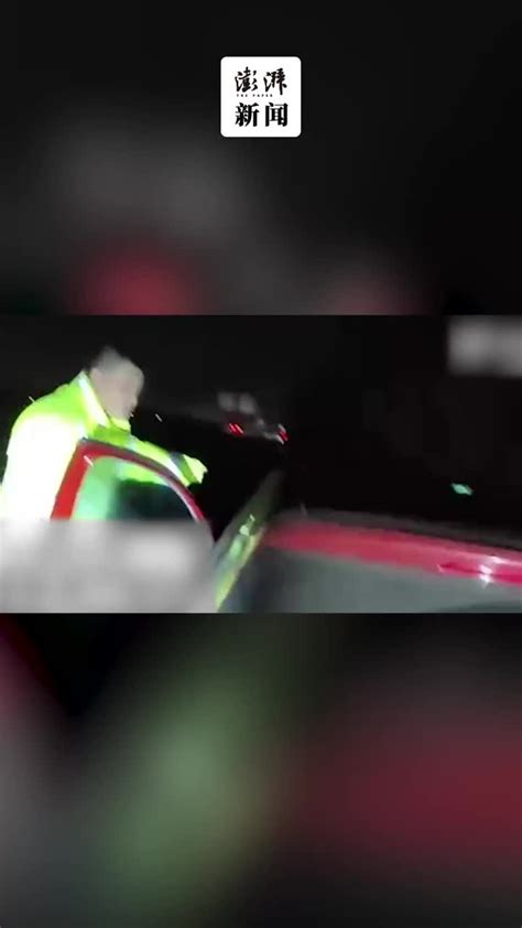 男子在高速公路应急车道停车睡觉，交警用警车带离_凤凰网视频_凤凰网