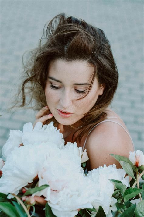 美丽的女模特图片-带着白色玫瑰花环的白人美女模特素材-高清图片-摄影照片-寻图免费打包下载
