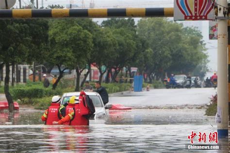 广西北海暴雨积水多车被困 消防官兵救出11人（高清）--地方领导--人民网