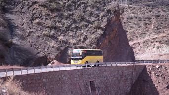 秘鲁公共汽车坠河，已致10人死亡_凤凰网视频_凤凰网