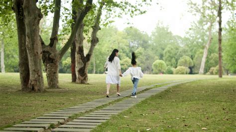 4K实拍妈妈和女儿快乐走在公园的小路上mov格式视频下载_正版视频编号174107-摄图网