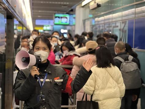 清晨，他们搭上重庆地铁“背篓专线”去卖菜-新闻中心-温州网