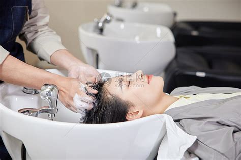 理发师给顾客清洗头发高清图片下载-正版图片502380212-摄图网