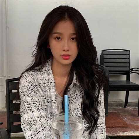虞书欣甜美女生头像