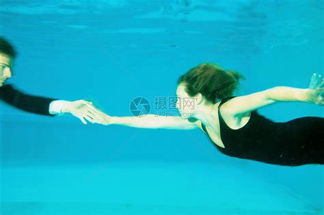 在游泳池里跳舞的夫妇高清图片下载-正版图片501467894-摄图网