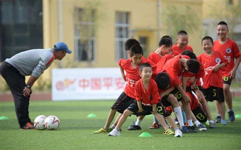 武汉足球队的球员们在教练组的指导下进行了针对技战术的场地训练