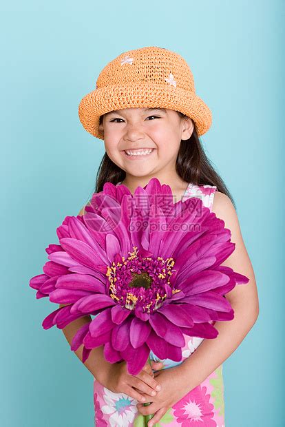 亚洲女孩拿着一朵大花高清图片下载-正版图片501479136-摄图网