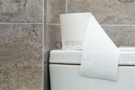 厕所里的水库上放着一卷卫生纸白色卫生纸特写高清图片下载-正版图片503036992-摄图网