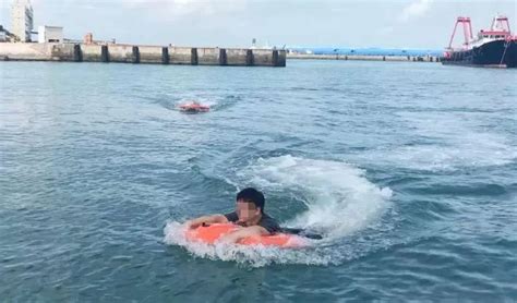 游客拍照时被巨浪卷入大海！危急时刻，游来一只“海豚”