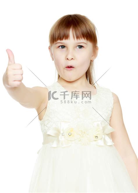 小女孩举起拇指高清摄影大图-千库网