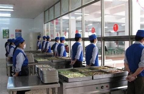 食堂承包公司如何保证食堂工作人员服务态度与质量-旺记餐饮