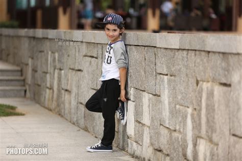 小男孩穿着旧式风格服装在街头写真高清图片下载-正版图片303318603-摄图网