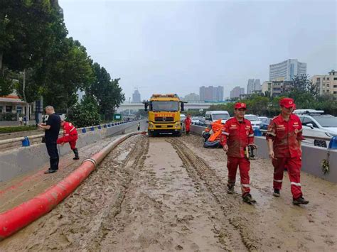 河南 | 视频直击 ：内涝治理“神器”在郑州京广北路隧道4小时排出1.2万方 排水管已连接约50米_救援