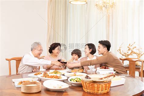 家庭团聚幸福一家人聚餐干杯高清图片下载-正版图片501696235-摄图网