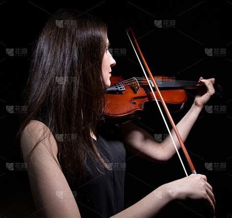 穿着绿色连衣裙的小提琴女演奏家吸引力的小提琴家高清图片下载-正版图片300293738-摄图网