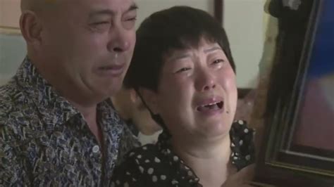 四位失独老人抱着儿女的遗照痛哭 这一幕看得人心疼_凤凰网视频_凤凰网