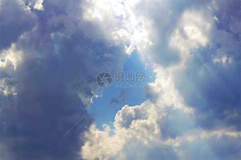 蓝天勾勒出白云和乌云高清图片下载-正版图片506992276-摄图网