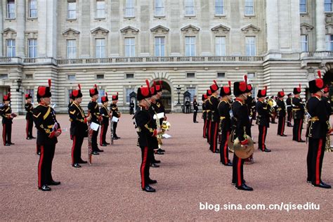 英国白金汉宫，人山人海，争睹传统的皇家换岗仪式