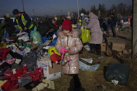 超过15万乌克兰人逃往邻国避难_乌克兰父亲流泪送别女儿真相来了_拜登授权援助乌克兰6亿美元_400名中国留学生在乌克兰抱团取暖