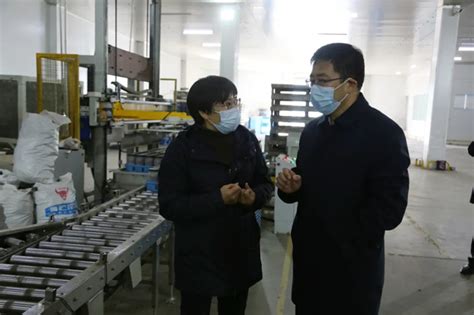 甘肃张掖：企业开足马力生产防疫物资-人民图片网