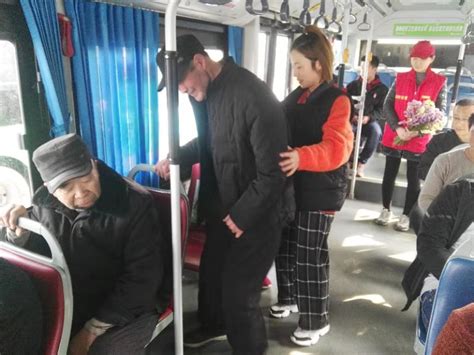 郑州开通“老年乘客示范公交车” - 老人 - 公益爱心网