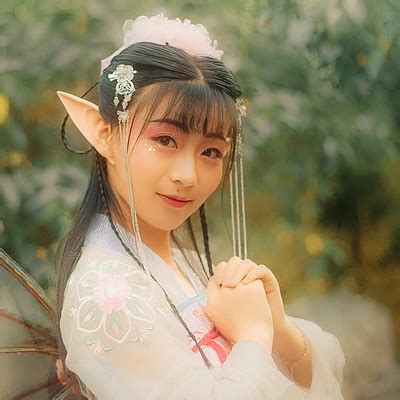 山精灵妆容甜美女生头像