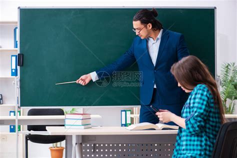 老师和年轻女孩在课高清图片下载-正版图片503824596-摄图网