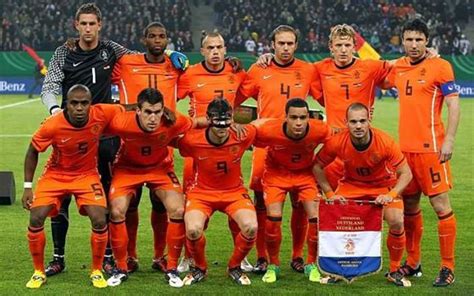 荷兰国家队备战世预赛_新浪图片