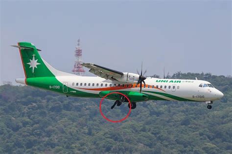 一架立荣航空公司的ATR 72-600飞机因两个轮胎破裂而被迫在台北紧急降落