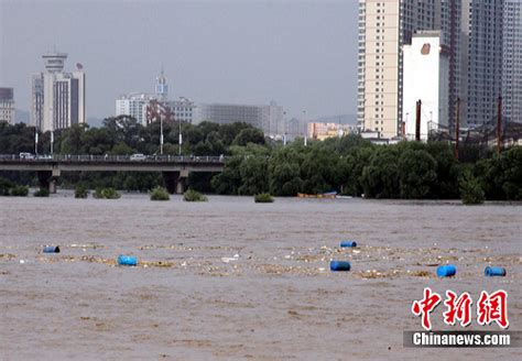 组图：吉林局部洪水淹没屋顶冲毁大桥_新闻中心_新浪网