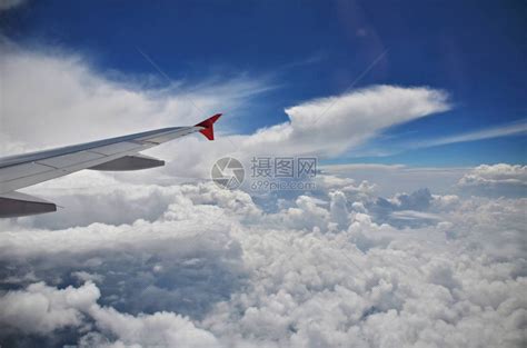 飞机在美丽的天空中飞行高度的地面视图旅行概念高清图片下载-正版图片504069734-摄图网