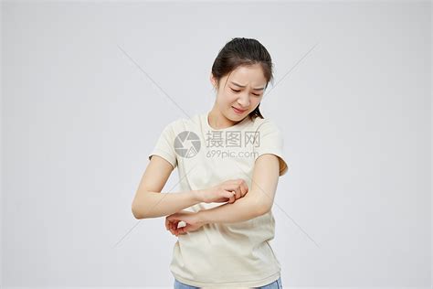 手臂瘙痒挠抓的女性高清图片下载-正版图片502355360-摄图网