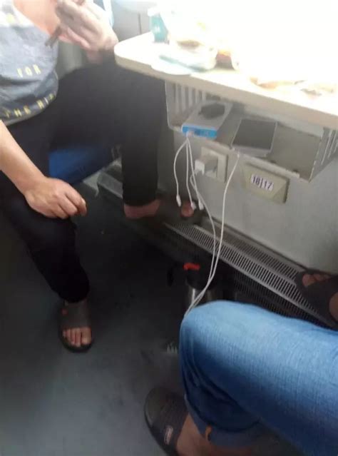 火车上她把鞋脱了！然后一个大话玩家开始嗨了_《大话西游2经典版》官方网站—中国风情义网游官网