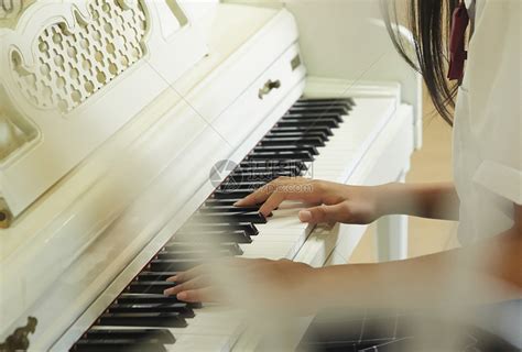弹钢琴的少女,表演艺术,文化艺术,摄影,汇图网www.huitu.com