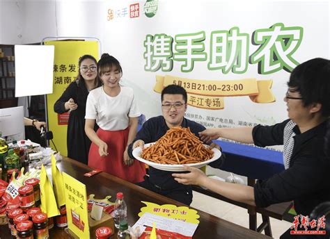 #荔枝#广州首位副区长直播带货战报：1小时卖出超2500份荔枝蜜 “各位网友们下午