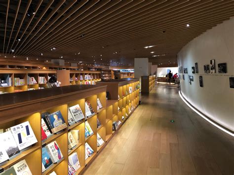 2024光的空间新华书店(爱琴海购物公园店)购物,一家造型独特的新华书店，由...【去哪儿攻略】
