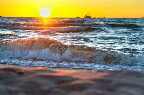 黄色的云在波罗海浪冲和辉煌日出时海边的红黄夕阳天气高清图片下载-正版图片308039527-摄图网
