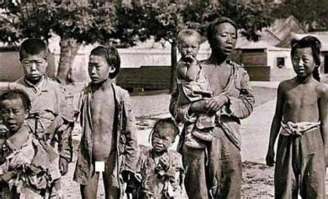 古时旧中国的百姓生活的真实影像,看清朝末年百姓的生活老照片：穷人衣不蔽体，孩子已饿得奄奄一息-史册号