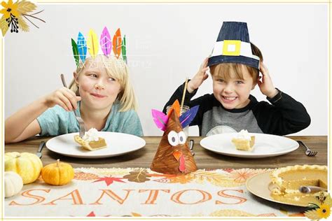 假期,童庆祝快乐的孩子与蜡烛生日蛋糕上坐桌子上的夏季花园聚会快乐的孩子夏天的生日聚会上吃蛋糕高清图片下载-正版图片300129718-摄图网