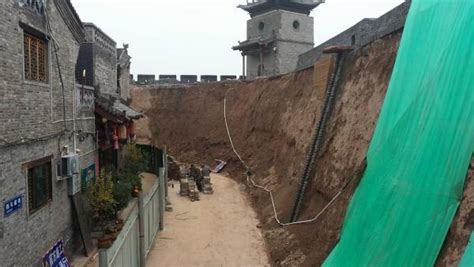 航拍平遥古城城墙修缮现场 工作人员称或要修至明年_凤凰网视频_凤凰网
