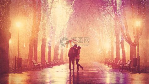 情侣在夜巷里撑着伞接吻高清图片下载-正版图片504855691-摄图网