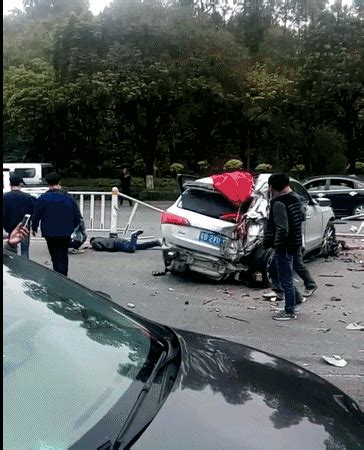 许广高速车祸现场火光冲天，车辆撞成小山，有孩子卡在车里没出来