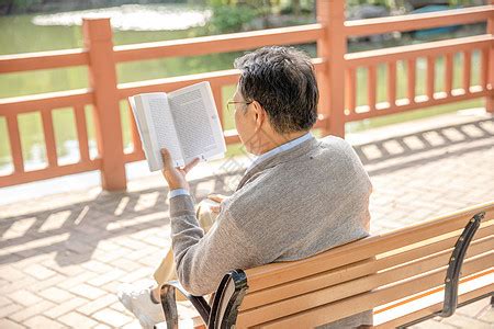 户外阅读看书的老年夫妇高清图片下载-正版图片501743466-摄图网