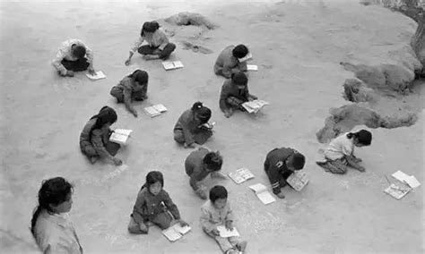老照片：再穷不能穷教育，扛着桌凳去上学|凉山州|小学|桌凳_新浪新闻